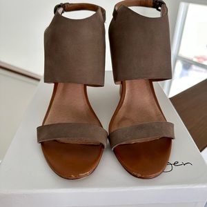 Halogen Haclarette-Lea Mushroom Wedge Sandal - size 9